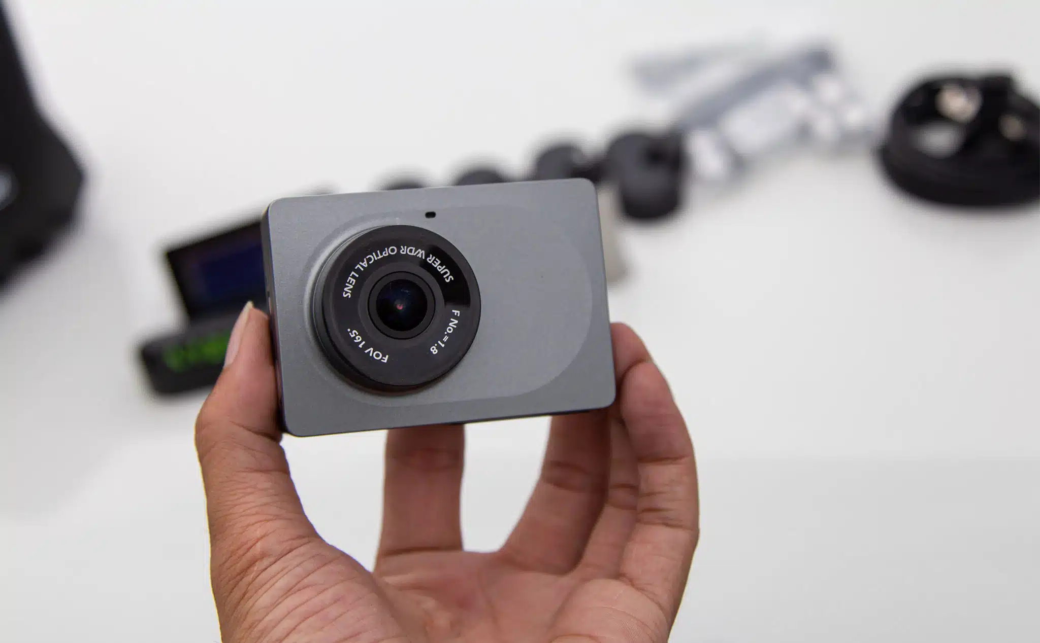 Có nên mua loại camera hành trình giá rẻ?